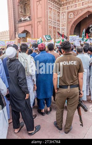 LAHORE, PAKISTAN - 20. OKTOBER 2023: Patrizier einer pro-palästinensischen Proteste vor der Badshahi-Moschee in Lahore. Stockfoto
