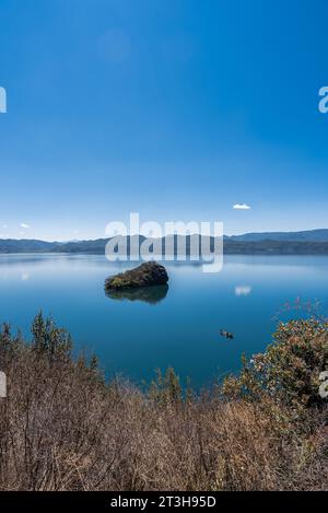 Inseln im Herzen des Lugu-Sees in China Stockfoto