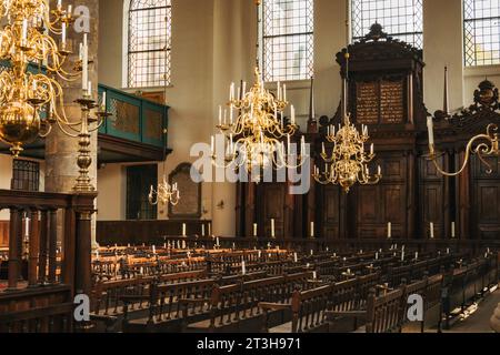 das goldene Nachmittagslicht beleuchtet die portugiesische Synagoge von Amsterdam, ein historisches Gebäude aus dem 17. Jahrhundert. Abgeschlossen 1675 Stockfoto