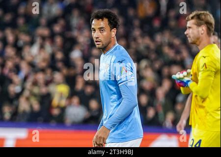 Rotterdam, Niederlande. Oktober 2023. ROTTERDAM, NIEDERLANDE - 25. OKTOBER: Felipe Anderson von SS Lazio sieht beim Spiel der Gruppe E - UEFA Champions League 2023/24 zwischen Feyenoord und SS Lazio im Stadion Feijenoord am 25. Oktober 2023 in Rotterdam, Niederlande, an. (Foto von Andre Weening/Orange Pictures) Credit: Orange Pics BV/Alamy Live News Stockfoto