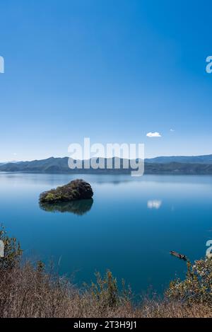 Inseln im Herzen des Lugu-Sees in China Stockfoto