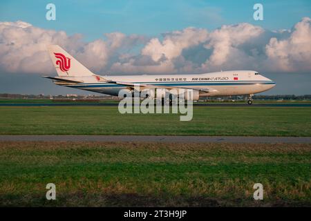 Ein Frachtflugzeug der Air China Cargo Boeing 747 landet im Abendlicht am Flughafen Amsterdam Schiphol Stockfoto