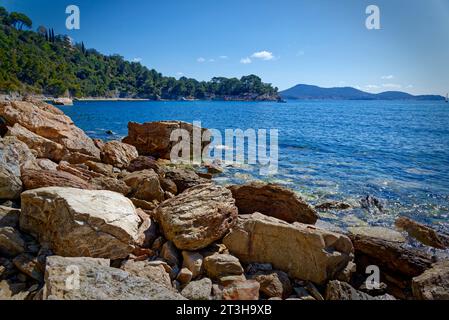 Eine Reihe von Landschaften der mittelmeerküste in der Gemeinde Toulon (Var) in Südfrankreich. - Lieu préservé et caché - erhalten und versteckt Stockfoto