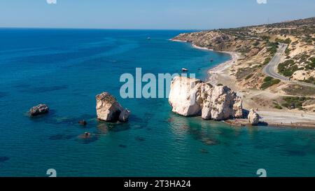 Drohnenansicht von Aphrodite's Rock (Petra Tou Romiou) Paphos, Zypern. Stockfoto