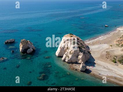 Drohnenansicht von Aphrodite's Rock (Petra Tou Romiou) Paphos, Zypern. Stockfoto