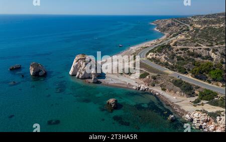 Drohnenansicht von Aphrodite's Rock (Petra Tou Romiou) Paphos, Zypern. Stockfoto