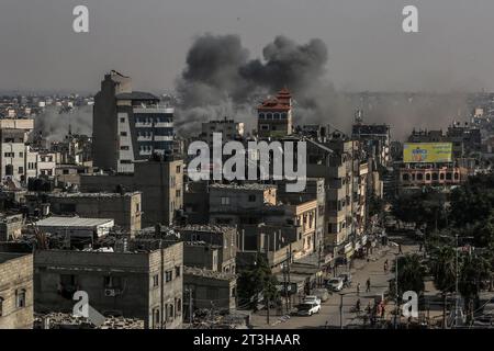 Rafah, Palästinensische Gebiete. Oktober 2023. Rauch steigt nach einem israelischen Luftangriff auf die Stadt Rafah im südlichen Gazastreifen auf. Abed Rahim Khatib/dpa/Alamy Live News Stockfoto