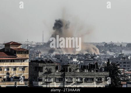 Rafah, Palästinensische Gebiete. Oktober 2023. Rauch steigt nach einem israelischen Luftangriff auf die Stadt Rafah im südlichen Gazastreifen auf. Abed Rahim Khatib/dpa/Alamy Live News Stockfoto