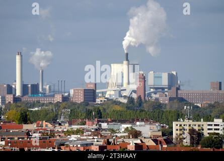 Berlin, Deutschland. Oktober 2023. Weißer Rauch kommt aus einem der Schornsteine des Kraftwerks der Berliner Stadtreinigung (BSR) in Ruhleben. Nach Angaben des Unternehmens produziert die Abfallverbrennungsanlage (MHKW) Strom und Wärme aus rund 500.000 Tonnen Abfall pro Jahr in fünf Verbrennungslinien. Das Werk in Spandau gilt als eines der modernsten in Europa. Quelle: Soeren Stache/dpa/Alamy Live News Stockfoto