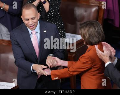 Washington, Usa. Oktober 2023. Hakeem Jeffries, Minderheitenführer des Repräsentantenhauses der Vereinigten Staaten, begrüßt die ehemalige Parlamentssprecherin Nancy Pelosi, D-CA, als das Repräsentantenhaus am Mittwoch, den 25. Oktober 2023, einen neuen Sprecher im US-Kapitol in Washington DC wählt. Foto: Pat Benic/UPI Credit: UPI/Alamy Live News Stockfoto