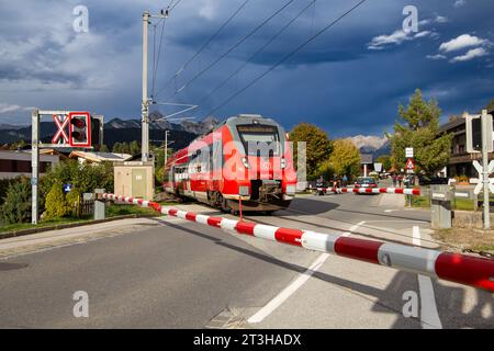 Die Werdenfelsbahn, ein Nahverkehrszug der Deutschen Bahn, in Seefeld, Tirol. Die Werdenfelsbahn verkehrt von München nach Innsbruck (Seefeld, Österreich, oC) Stockfoto