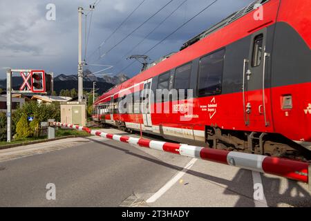 Die Werdenfelsbahn, ein Nahverkehrszug der Deutschen Bahn, in Seefeld, Tirol. Die Werdenfelsbahn verkehrt von München nach Innsbruck (Seefeld, Österreich, oC) Stockfoto