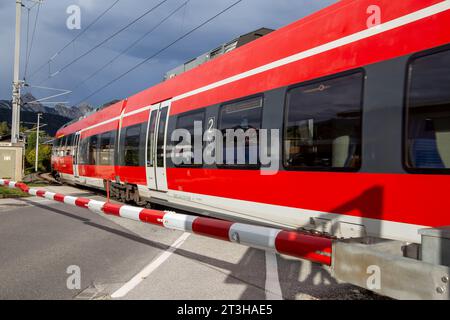 Die Werdenfelsbahn, ein Nahverkehrszug der Deutschen Bahn, in Seefeld, Tirol. Die Werdenfelsbahn verkehrt von München nach Innsbruck (Seefeld, Österreich, oC) Stockfoto