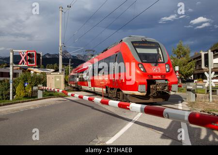 Die Werdenfelsbahn, ein Nahverkehrszug der Deutschen Bahn, in Seefeld, Tirol. Die Werdenfelsbahn verkehrt von München nach Innsbruck (Seefeld, Österreich, oC) Stockfoto