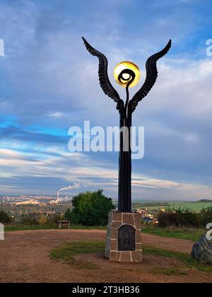 Eine geschmiedete Skulptur der Flügel der Hoffnung am Aussichtspunkt