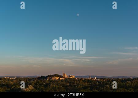 Farbenfroher Sonnenuntergang mit dem Mond am blauen Himmel, aus Villeneuve les Avignon, Frankreich. Stockfoto
