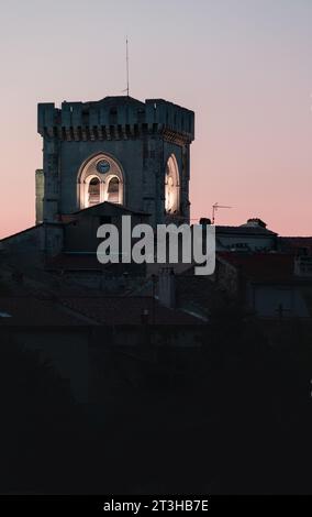 Silhouette eines beleuchteten Turms bei Sonnenuntergang in Villeneuve les Avignon, Frankreich Stockfoto