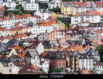 28. August 2023, Norwegen, Bergen: Blick auf Wohn- und Geschäftshäuser in der historischen Altstadt von Bergen. Foto: Soeren Stache/dpa Stockfoto