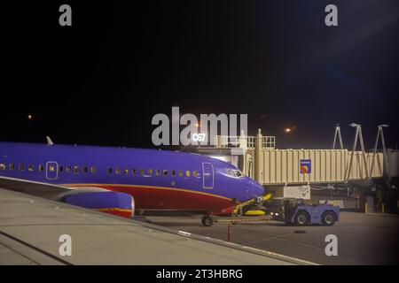 Denver, Colorado - Southwest Airlines jagt nachts am Denver International Airport. Stockfoto