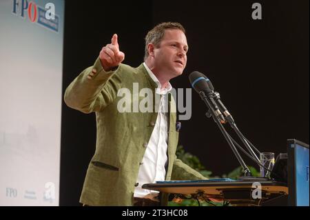 FPÖ-Heimattour, mit Herbert Kickl, Manfred Haimbuchner und Michael Schnedlitz, im Freizeitpark Micheldorf, am 24.10.2023. Das Bild zeigt den FPÖ-Generlsekretär, Michael Schnedlitz 2023 - FPÖ-Heimattour, mit Herbert Kickl, Manfred Haimbuchner und Michael Schnedlitz, im Freizeitpark Micheldorf, am 24.10.2023. *** FPÖ-Heimreise, mit Herbert Kickl, Manfred Haimbuchner und Michael Schnedlitz, im Vergnügungspark Micheldorf, am 24 10 2023 zeigt das Bild den FPÖ-Generalsekretär, Michael Schnedlitz 2023 FPÖ-Heimreise, mit Herbert Kickl, Manfred Haimbuchner und Michael Schnedlitz, in der Amuse Stockfoto