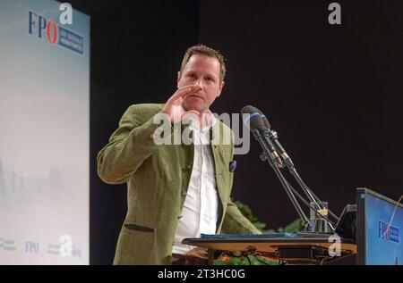 FPÖ-Heimattour, mit Herbert Kickl, Manfred Haimbuchner und Michael Schnedlitz, im Freizeitpark Micheldorf, am 24.10.2023. Das Bild zeigt den FPÖ-Generlsekretär, Michael Schnedlitz 2023 - FPÖ-Heimattour, mit Herbert Kickl, Manfred Haimbuchner und Michael Schnedlitz, im Freizeitpark Micheldorf, am 24.10.2023. *** FPÖ-Heimreise, mit Herbert Kickl, Manfred Haimbuchner und Michael Schnedlitz, im Vergnügungspark Micheldorf, am 24 10 2023 zeigt das Bild den FPÖ-Generalsekretär, Michael Schnedlitz 2023 FPÖ-Heimreise, mit Herbert Kickl, Manfred Haimbuchner und Michael Schnedlitz, in der Amuse Stockfoto