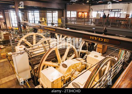 Im Cable Car Museum in San Francisco, USA, drehen Motoren riesige Räder, die Straßenbahnkabel ziehen Stockfoto