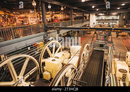 Im Cable Car Museum in San Francisco, USA, drehen Motoren riesige Räder, die Straßenbahnkabel ziehen Stockfoto