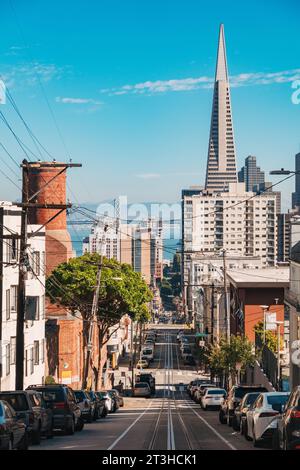 Blick auf die Washington Street, San Francisco, in Richtung der Oakland Bridge, an einem klaren Tag. Die Transamerica-Pyramide ist in der Mitte rechts sichtbar Stockfoto