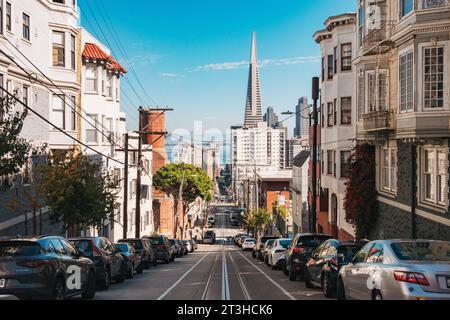 Blick auf die Washington Street, San Francisco, in Richtung der Oakland Bridge, an einem klaren Tag. Die Transamerica-Pyramide ist in der Mitte rechts sichtbar Stockfoto