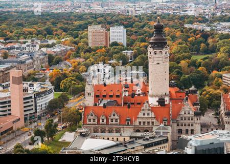 Luftaufnahme des Neuen Rathauses in Leipzig an einem Herbsttag. Eröffnet 1905 Stockfoto