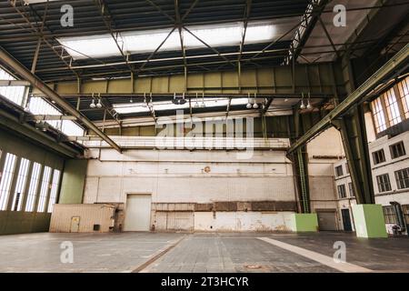 In einem leeren Hangar am Flughafen Berlin-Tempelhof. Bekannt für seine Rolle bei der Berliner Luftbrücke, wurde der Flughafen 2008 geschlossen Stockfoto