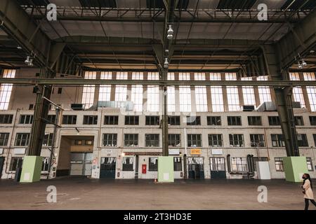 In einem leeren Hangar am Flughafen Berlin-Tempelhof. Bekannt für seine Rolle bei der Berliner Luftbrücke, wurde der Flughafen 2008 geschlossen Stockfoto