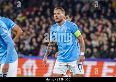 Rotterdam, Niederlande. Oktober 2023. ROTTERDAM, NIEDERLANDE - 25. OKTOBER: Ciro immobile von SS Lazio sieht beim Spiel der Gruppe E - UEFA Champions League 2023/24 zwischen Feyenoord und SS Lazio im Stadion Feijenoord am 25. Oktober 2023 in Rotterdam, Niederlande, an. (Foto von Andre Weening/Orange Pictures) Credit: Orange Pics BV/Alamy Live News Stockfoto