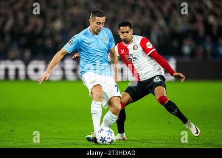 Rotterdam, Niederlande. Oktober 2023. Rotterdam - Felipe Anderson aus Latium, Marcos Lopez aus Feyenoord während der dritten Etappe der Gruppenphase der UEFA Champions League zwischen Feyenoord und SS Lazio im Stadion Feijenoord de Kuip am 25. Oktober 2023 in Rotterdam, Niederlande. Credit: Box to Box Pictures/Alamy Live News Stockfoto