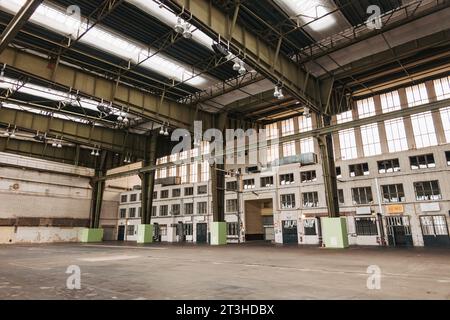 In einem leeren Hangar am Flughafen Berlin-Tempelhof. Bekannt für seine Rolle bei der Berliner Luftbrücke, wurde der Flughafen 2008 geschlossen Stockfoto