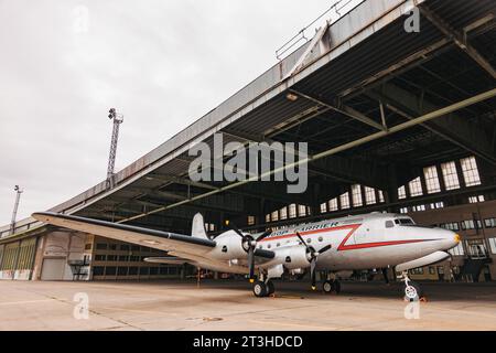 Unter dem Dach des Flughafens Berlin Tempelhof ist ein ehemaliger Skymaster-Skymaster-Flugzeugträger der US-Luftwaffe Douglas C-54 zu sehen Stockfoto