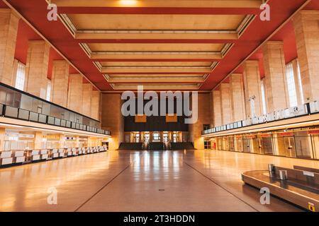 In der alten Check-in-Halle am Flughafen Tempelhof, Berlin, Deutschland, heute. Eröffnet 1962, geschlossen 2008 Stockfoto