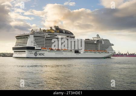 DAS KREUZFAHRTSCHIFF MSC VIRTUOSA FÄHRT VOM HAFEN VON SOUTHAMPTON AB Stockfoto