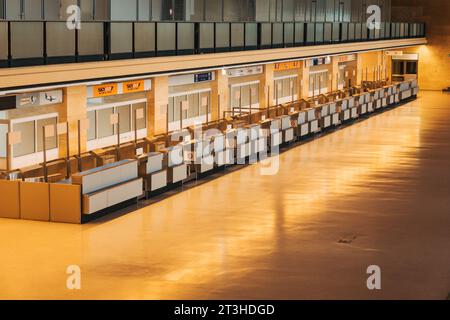 Eine Reihe von Check-in-Schaltern am Flughafen Tempelhof, Berlin, Deutschland. In Betrieb von 1962 bis 2008. Stockfoto