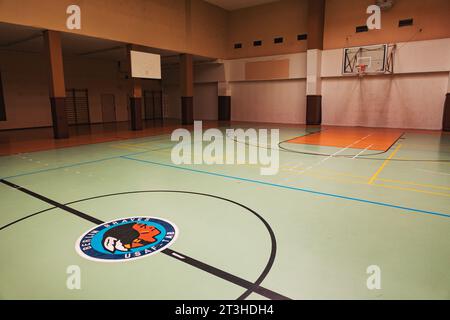 Das Basketballfeld der USAF Berlin Braves am Flughafen Tempelhof, ein Relikt aus dem Jahr 1945-1993, als es auch ein Luftwaffenstützpunkt der Vereinigten Staaten war. Stockfoto