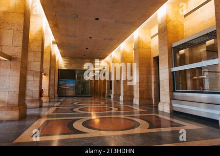 Ein Korridor im heute stillgelegten Flughafen Tempelhof, Berlin Stockfoto