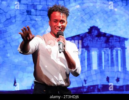 Hamburg, Deutschland. Oktober 2023. Der Musikschauspieler Benét Monteiro steht während seiner Präsentation als Hauptdarsteller der Musikproduktion „Hercules“ einer Bühne. Am 24. März 2024 feiert das Disney Musical seine Uraufführung im Stage Theater neue Flora in Hamburg. Quelle: Christian Charisius/dpa/Alamy Live News Stockfoto