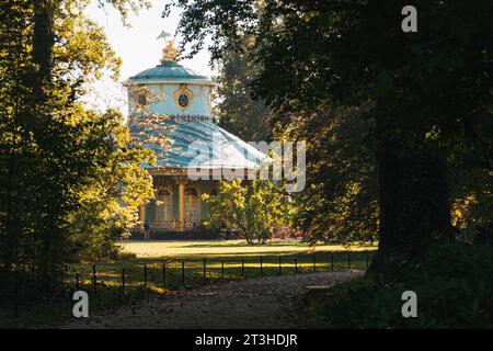 Das Chinesische Haus im Sanssouci Park, Potsdam, Deutschland, an einem klaren Herbstnachmittag Stockfoto