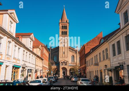 Blick hinunter zur Brandenburger Straße in Richtung St. Peter und Paul, eine römisch-katholische Kirche, die 1870 in Potsdam fertiggestellt wurde Stockfoto