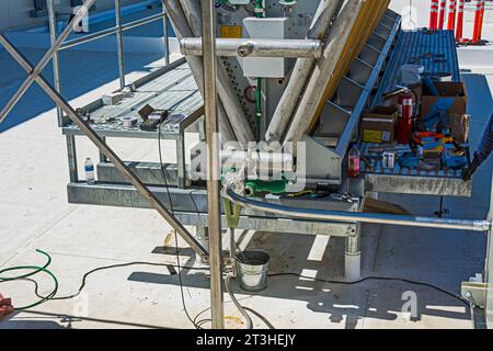 Ein Ende eines adiabatischen Kondensators auf dem Dach eines CO2-Kühllagers (Industriekühlung) mit geschweißten Edelstahlrohren. Stockfoto