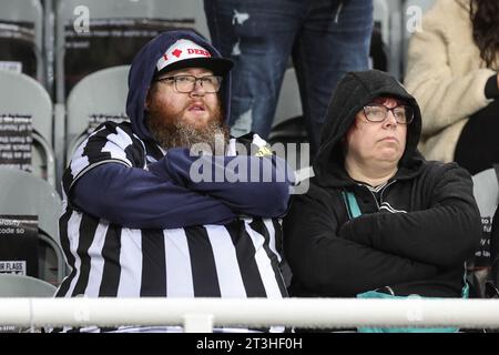 Newcastle, Großbritannien. Oktober 2023. Newcastle-Fans kommen während des UEFA Champions League-Spiels Newcastle United gegen Borussia Dortmund in St. James's Park, Newcastle, Großbritannien, 25. Oktober 2023 (Foto: Mark Cosgrove/News Images) Credit: News Images LTD/Alamy Live News Stockfoto