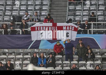 Newcastle, Großbritannien. Oktober 2023. Newcastle-Fans kommen während des UEFA Champions League-Spiels Newcastle United gegen Borussia Dortmund in St. James's Park, Newcastle, Großbritannien, 25. Oktober 2023 (Foto: Mark Cosgrove/News Images) Credit: News Images LTD/Alamy Live News Stockfoto