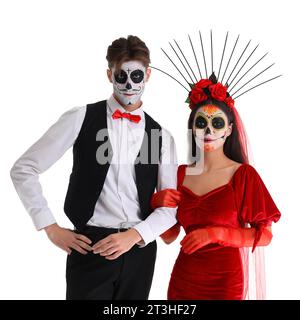 Junges Paar, das für Mexikos Tag der Toten (El Dia de Muertos) auf weißem Hintergrund gekleidet ist Stockfoto