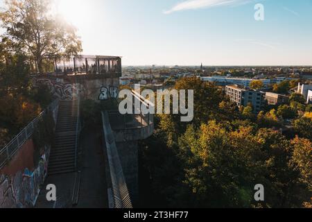 An einem sonnigen Herbstnachmittag versammeln sich Menschen auf den Überresten einer Flugabwehranlage im Humboldthain Park in Berlin Stockfoto