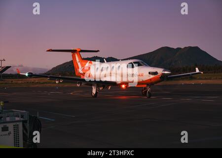 Ein Soundsair Pilatus PC-12 Passagierflugzeug startet eines Abends am Flughafen Taupō in Neuseeland Stockfoto